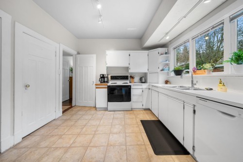 163 Kings Road E, North Vancouver, BC 