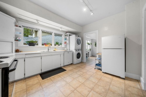 163 Kings Road E, North Vancouver, BC 