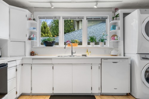 163 Kings Road E, North Vancouver, BC 