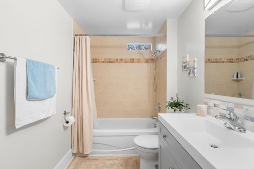163 Kings Road E, North Vancouver, BC 