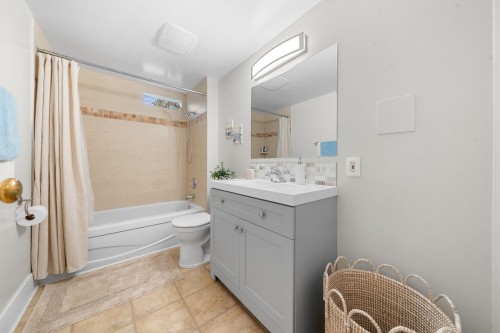 163 Kings Road E, North Vancouver, BC 
