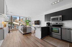 404-1633 8th Avenue W Vancouver, BC V6J 5H7