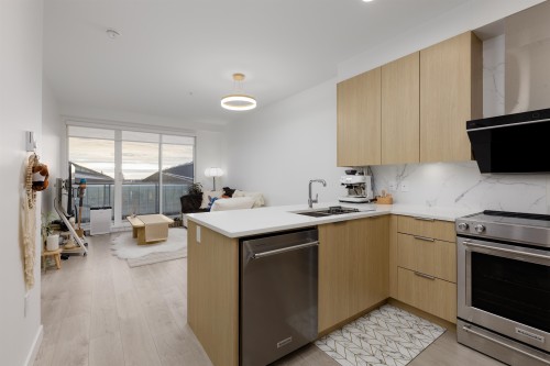 301-7788 18Th Street, Burnaby, BC 