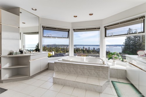 2272 Ottawa Avenue, West Vancouver, BC 