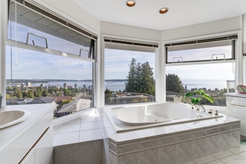 2272 Ottawa Avenue, West Vancouver, BC 
