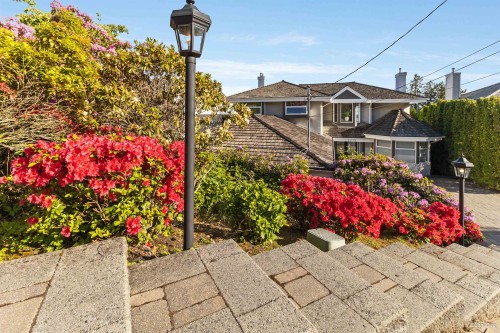 2272 Ottawa Avenue, West Vancouver, BC 
