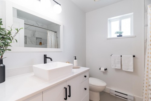 2-1233 16Th Street W, North Vancouver, BC 