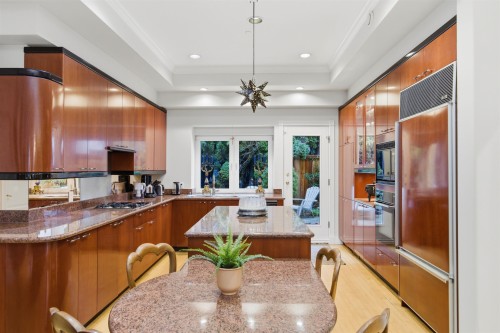 2635 Rosebery Avenue, West Vancouver, BC 