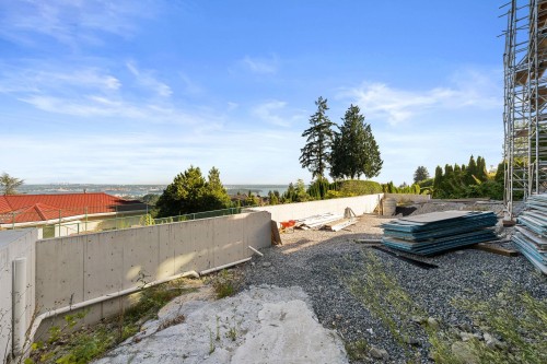 1424 Sandhurst Place, West Vancouver, BC 