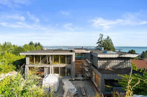 1424 Sandhurst Place, West Vancouver, BC 