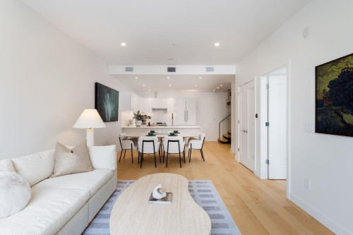 Th8-135 13Th Street E, North Vancouver, BC 