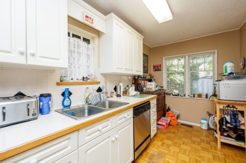 123 Kings Road E, North Vancouver, BC 