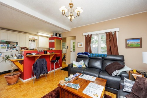 123 Kings Road E, North Vancouver, BC 