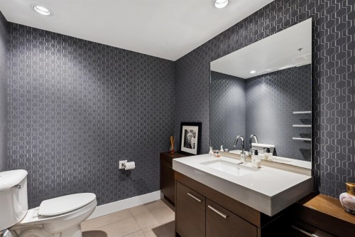 863 Richards Street, Vancouver, BC 