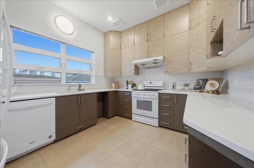 6733 Vivian Street, Vancouver, BC 