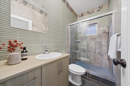 6733 Vivian Street, Vancouver, BC 