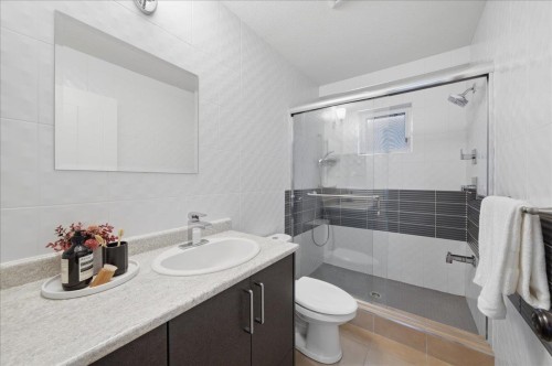 6733 Vivian Street, Vancouver, BC 