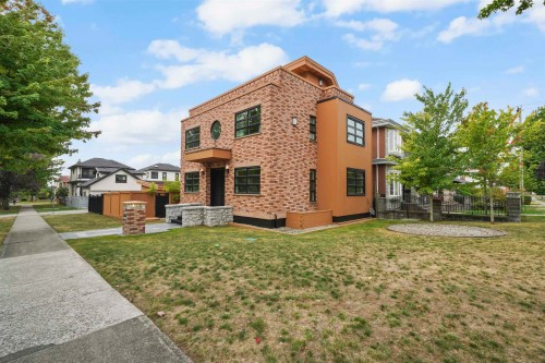 6733 Vivian Street, Vancouver, BC 