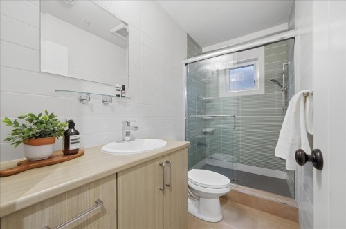 6733 Vivian Street, Vancouver, BC 