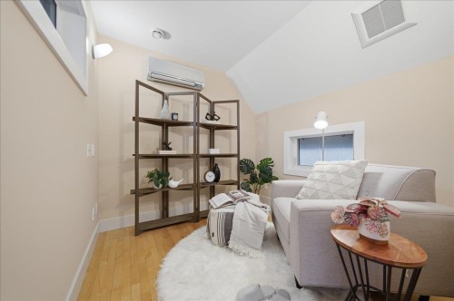 6733 Vivian Street, Vancouver, BC 