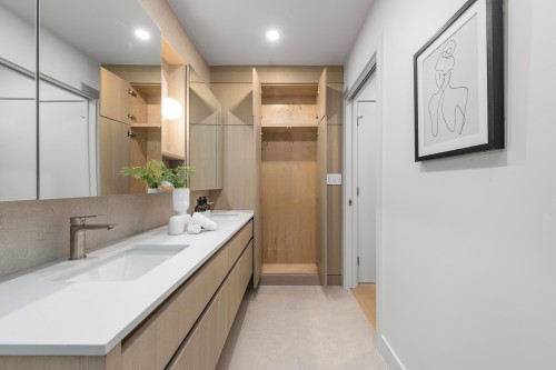 2136 10Th Avenue E, Vancouver, BC 