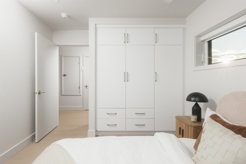 2136 10Th Avenue E, Vancouver, BC 