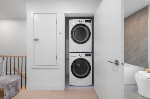 2136 10Th Avenue E, Vancouver, BC 