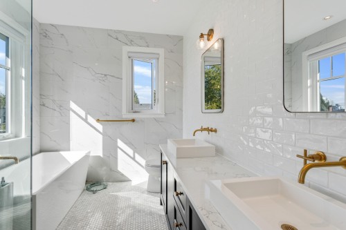 345 20Th Street E, North Vancouver, BC 