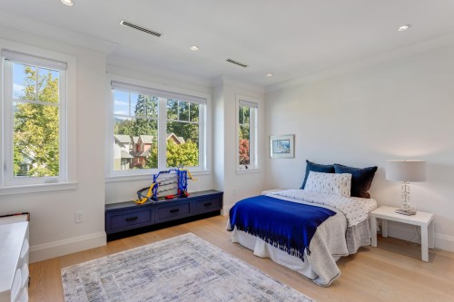 345 20Th Street E, North Vancouver, BC 