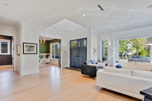 345 20Th Street E, North Vancouver, BC 