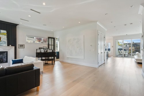 345 20Th Street E, North Vancouver, BC 