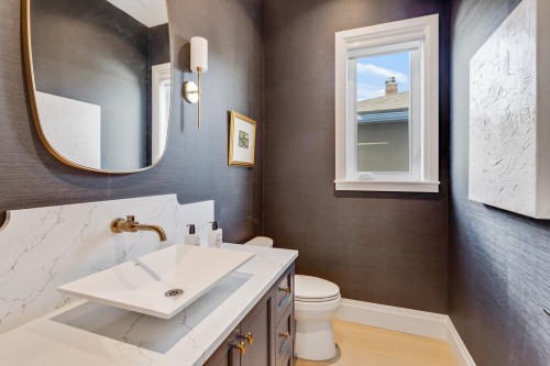 345 20Th Street E, North Vancouver, BC 