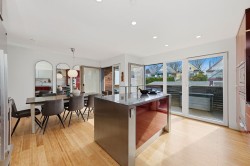 128 12th Avenue W Vancouver, BC V5Y 1T7