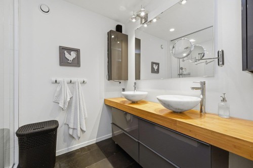 128 12Th Avenue W, Vancouver, BC 