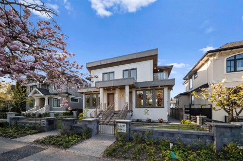 2455 10Th Avenue W, Vancouver, BC 