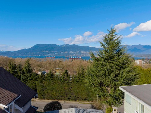 3910 10Th Avenue W, Vancouver, BC 