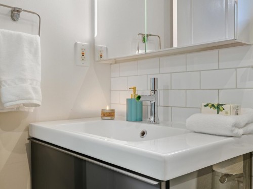 305-1915 Georgia Street E, Vancouver, BC 