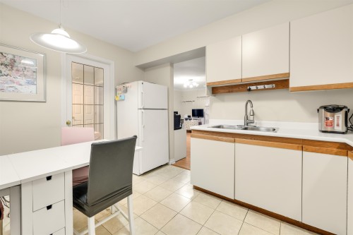 819 70Th Avenue W, Vancouver, BC 