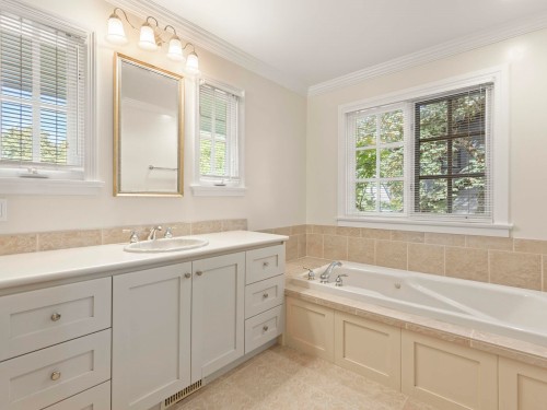 2527 37Th Avenue W, Vancouver, BC 