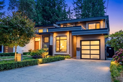 1033 Prospect Avenue  North Vancouver, BC V7R 2M6