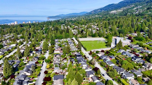 1126 Kings Avenue, West Vancouver, BC 