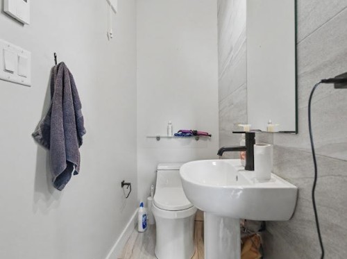 2412 Dundas Street, Vancouver, BC 