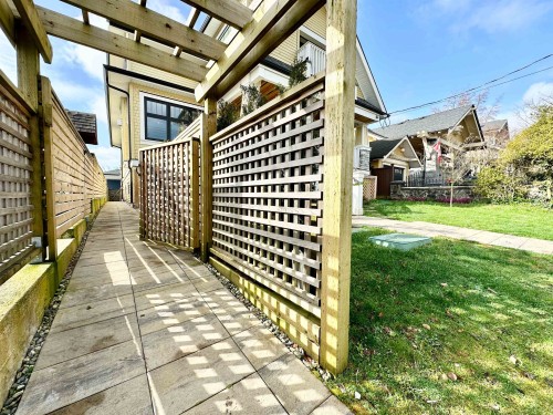 1672 15Th Avenue E, Vancouver, BC 