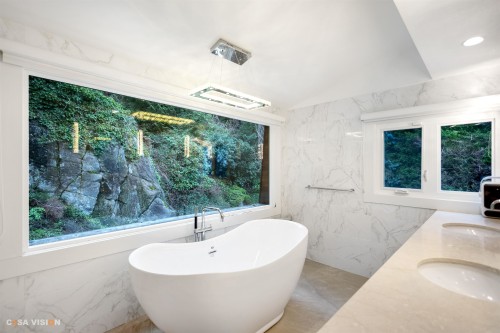 5144 Pitcairn Pl, West Vancouver, BC 