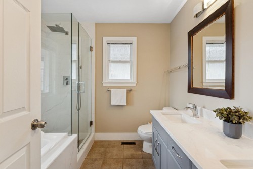 353 5Th Street E, North Vancouver, BC 