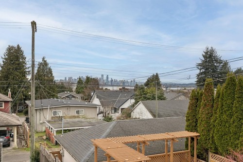 353 5Th Street E, North Vancouver, BC 