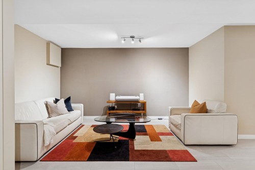 353 5Th Street E, North Vancouver, BC 