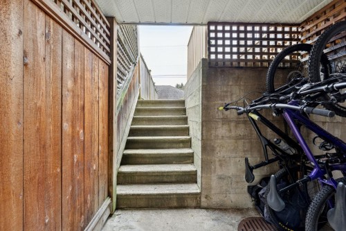 353 5Th Street E, North Vancouver, BC 