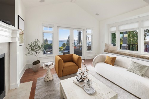 2623 Lawson Avenue  West Vancouver, BC V7V 2G3