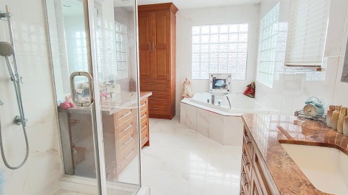 8675 Armstrong Avenue, Burnaby, BC 